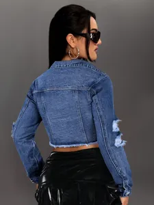 Rückansicht einer verkürzten Damen-Jeansjacke mit Rissen an den Ärmeln und Saum