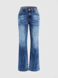 Vista detallada de los vaqueros acampanados de mujer en lavado denim azul clásico de moda.
