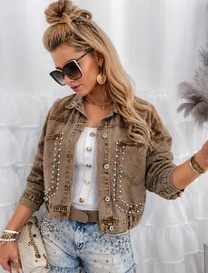 Modische Damen Denim-Jacke im Kurz-Stil mit dekorativen Nieten im Street-Look