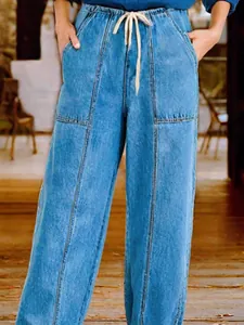 Vue détaillée du jean large à taille haute pour femme avec cordon de serrage réglable
