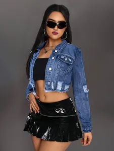 Nahaufnahme einer stylischen, bauchfreien Jeansjacke mit Distressed-Effekt für Damen
