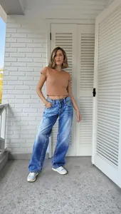 Vista de cuerpo entero que muestra el ajuste de unos vaqueros azules anchos en una modelo