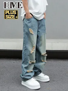 Dettaglio ravvicinato di jeans strappati a gamba larga in azzurro per uomo taglie forti