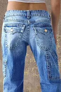 Vista detallada posterior de vaqueros de mezclilla rectos y anchos con elegantes bolsillos.