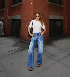 Vaqueros de mujer de pernera ancha y corte recto estilo high-street en entorno urbano