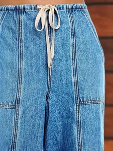 Vue détaillée d'un jean bleu pour femme avec taille élastique et cordon de serrage