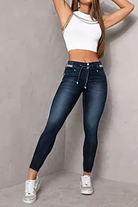 Vue complète du jean moulant bleu foncé extensible avec cordon de serrage à la taille