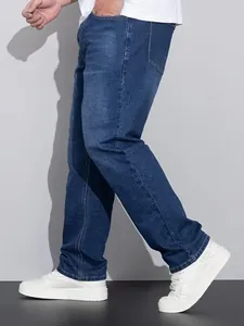Seitenansicht der lockeren Herren Blue Denim Jeans in Übergröße mit geradem Schnitt