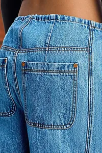 Gros plan détaillé sur ce jean à taille haute élastique avec une poche arrière.