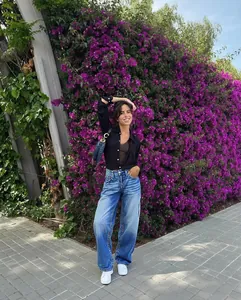 Vista detallada de los vaqueros anchos estilo high street llevados por una modelo fuera