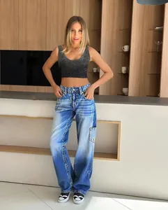 Vista completa de vaqueros denim azul degradado de pierna ancha estilo high street para mujer.