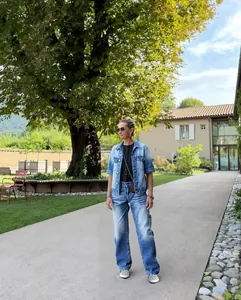 Vaqueros de mezclilla de pierna ancha estilo high street para mujer en un jardín.