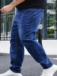 Detailansicht der blauen Herrenjeans in Übergröße mit geradem Bein und lockerer Passform