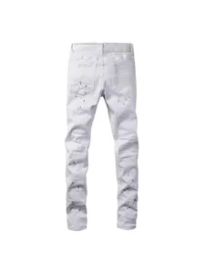 Weiße Slim-Fit-Herrenjeans mit künstlerischem schwarzem Farbspritzer-Design hinten.