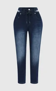 Gros plan d'un jean bleu foncé ajusté pour femme avec taille à cordon et rayures blanches.