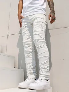 Detailansicht der weißen Herren-Jeans im High-Street-Style mit Distressed-Optik