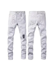 Detailansicht der weißen Herren-Slim-Fit-Jeans mit Farbspritzern und Distressed-Patches