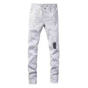 Detailansicht der weißen Distressed-Denim-Jeans mit High-Street-Farbspritzer-Effekt
