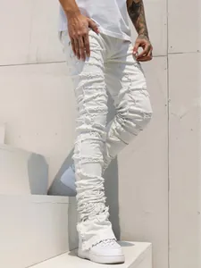 Detailansicht der weißen, distressed Denim-Hose im High-Street-Stil mit Fransen-Patchwork-Design