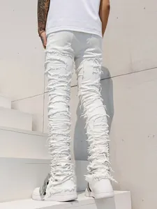 Detailansicht der weißen High-Street-Jeans für Herren mit ausgefransten Patchwork-Details