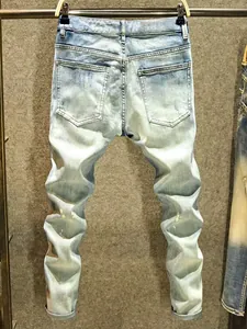 Vue détaillée de l'arrière d'un jean stretch slim pour homme avec dégradé bleu clair.