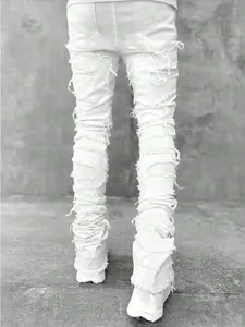 Detailansicht der weißen Herren-Jeans mit Destroyed-Effekt und Patchwork-Design