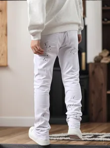 Weiße Herren-Denim-Jeans mit schwarzem Farbspritzer-Design im schmal geschnittenen Streetstyle