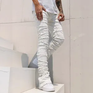 Detailansicht der weißen High-Street-Stacked-Jeans mit stark zerstörten offenen Kanten