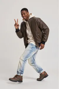 Jeans uomo a gamba dritta con lavaggio neve azzurro stile high street su un modello