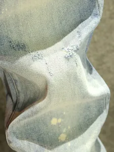 Gros plan détaillé du tissu denim bleu clair usé avec effet de délavage dégradé