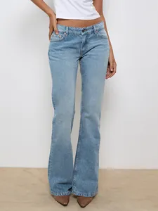 Vorderansicht von hellblauen Damen-Schlagjeans mit hoher Taille und schmaler Passform