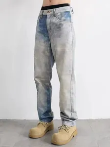 Dettaglio dei jeans dritti high street con lavaggio sfumato blu effetto fiocco di neve