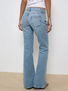 Rückansicht der stylischen hellblauen Schlagjeans mit hoher Taille und Taschendetail.