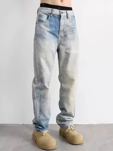 Vista dettagliata dei jeans dritti da uomo con un lavaggio blu neve e sfumatura