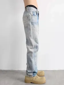 Vista laterale dettagliata di jeans da uomo dritti in denim blu lavaggio a neve