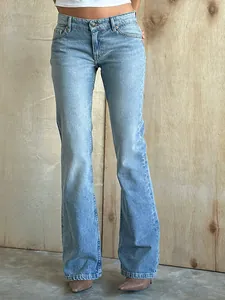 Detailansicht von hellblauen Schlagjeans kombiniert mit braunen spitz zulaufenden Schuhen