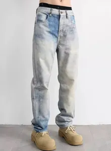 Dettaglio dei jeans dritti da uomo con un particolare effetto sfumato lavaggio neve