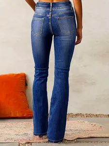 Vue arrière d'un jean évasé vintage en denim extensible pour femme en délavage foncé