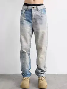 Vista dettagliata dei jeans uomo a gamba dritta high-street con sfumatura blu snow wash.