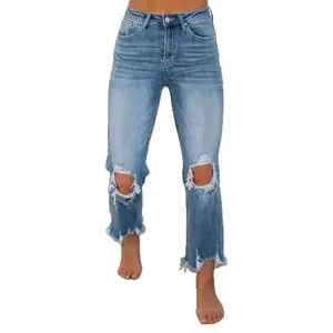 Jean court déchiré bleu clair tendance pour femme avec ourlet effiloché et coupe ajustée