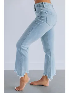 Vista lateral de vaqueros cortos acampanados azul claro para mujer con flecos bajos