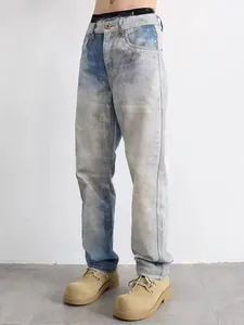 Vista laterale dettagliata di jeans da uomo dritti high street con sfumatura blu snow wash