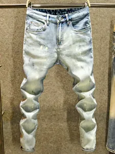 Vue détaillée d'un jean slim bleu clair stylé avec un effet de jambe empilé unique