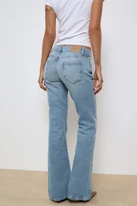 Rückansicht von hellblauen Damen-Schlagjeans mit hoher Taille und Taschendetail