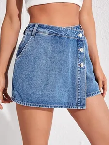 Detailopname van denim skort voor dames met asymmetrische knoopsluiting en split.