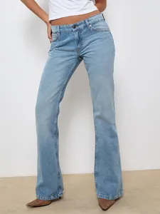 Vorderansicht zeigt Passform und ausgestellten Saum der hellblauen Damen-Jeans am Model.