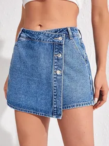 Detail van de voorkant knopen van dames blauwe denim mini skort met wikkelontwerp