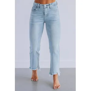 Vaqueros cropped flare de cintura alta en azul claro con detalle de bajo desflecado