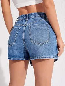 Detailachteraanzicht van een blauwe denim skort met hoge taille