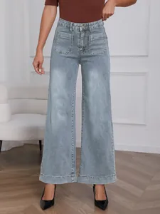 Elegant high-waisted light blue wide-leg jeans with front pockets and retro style